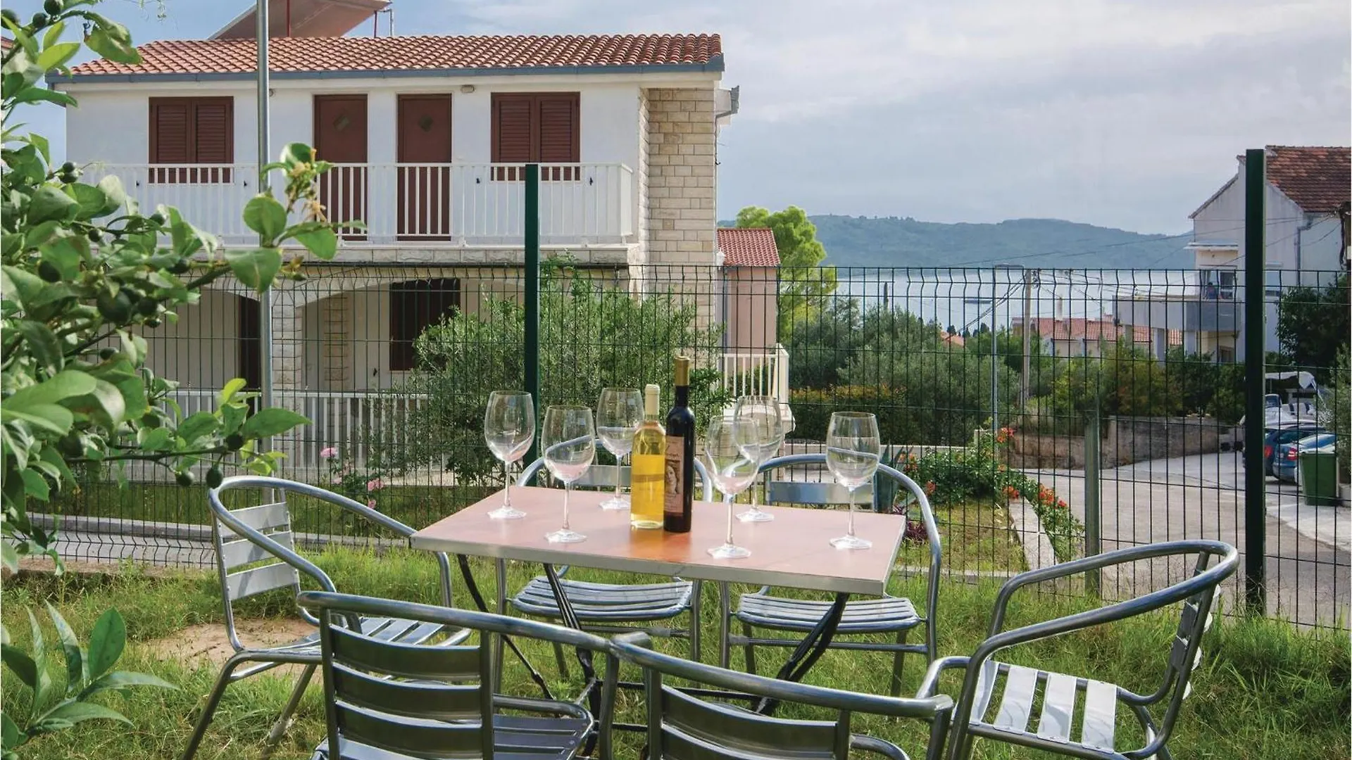 Gorgeous Apartment In Okrug Gornji With Kitchen location